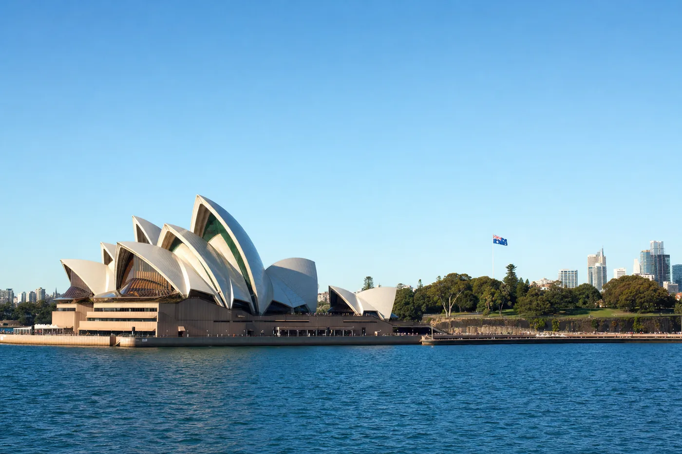 Kjent landemerke i Australia med landets flagg