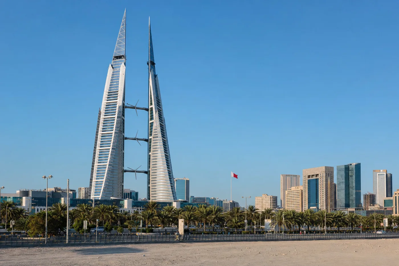 Kjent landemerke i Bahrain med landets flagg