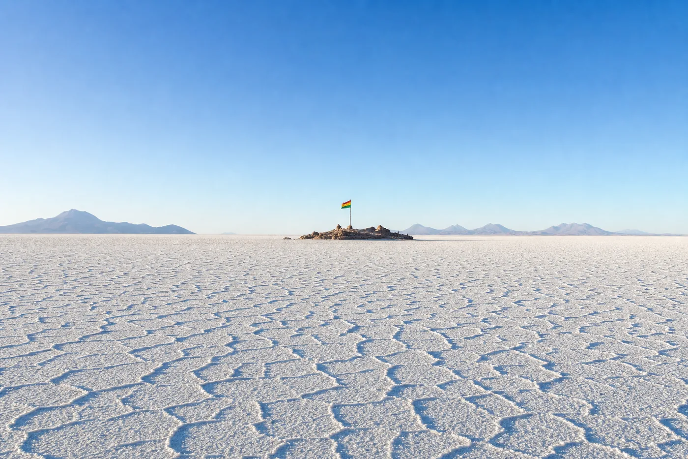 Kjent landemerke i Bolivia med landets flagg