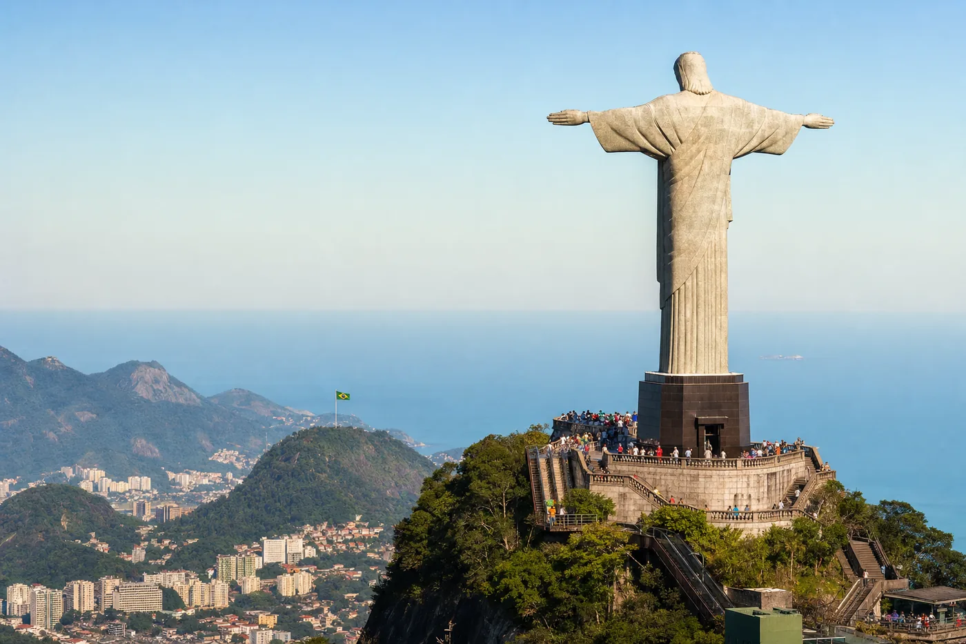 Kjent landemerke i Brasil med landets flagg