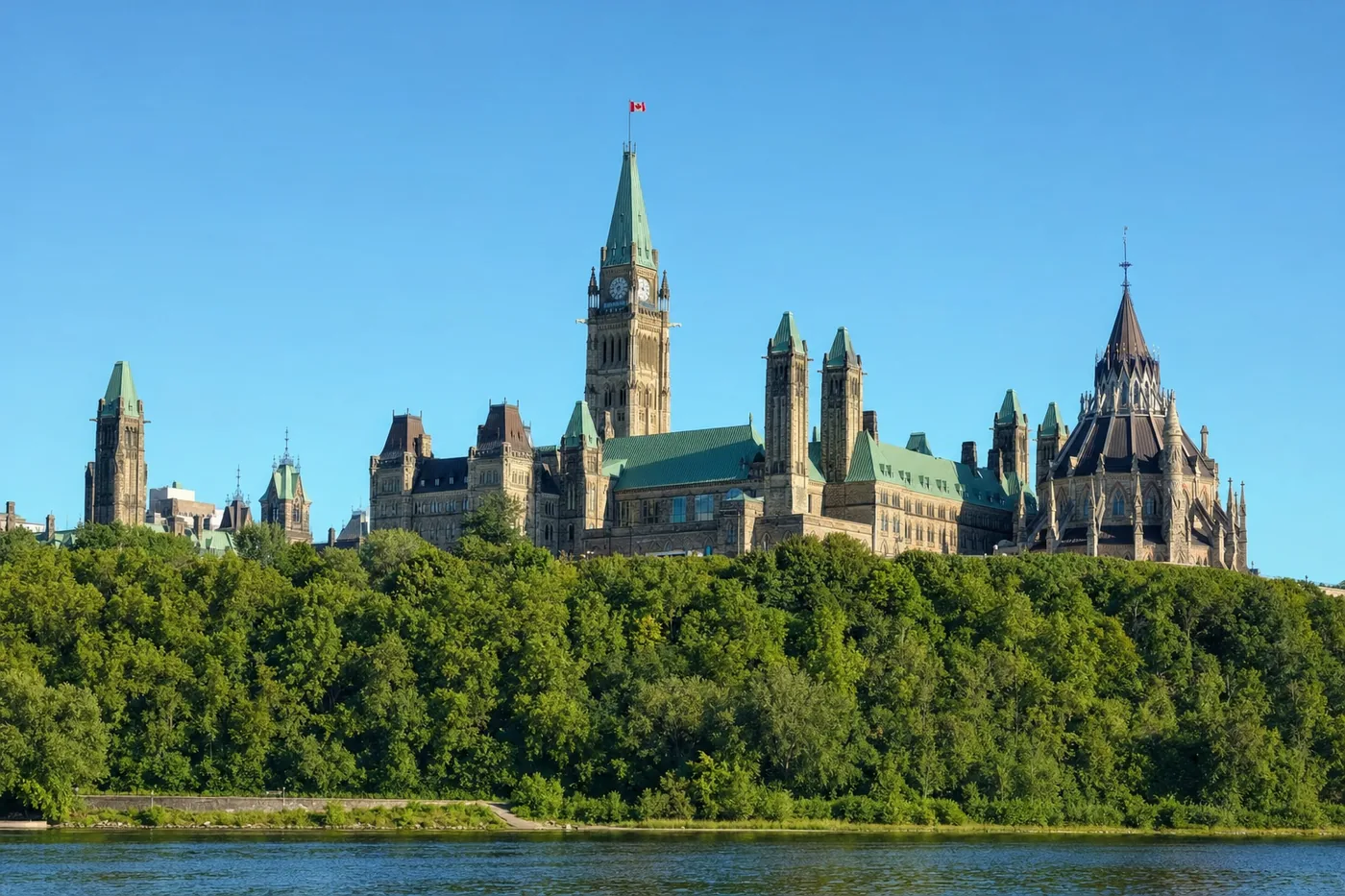 Kjent landemerke i Canada med landets flagg