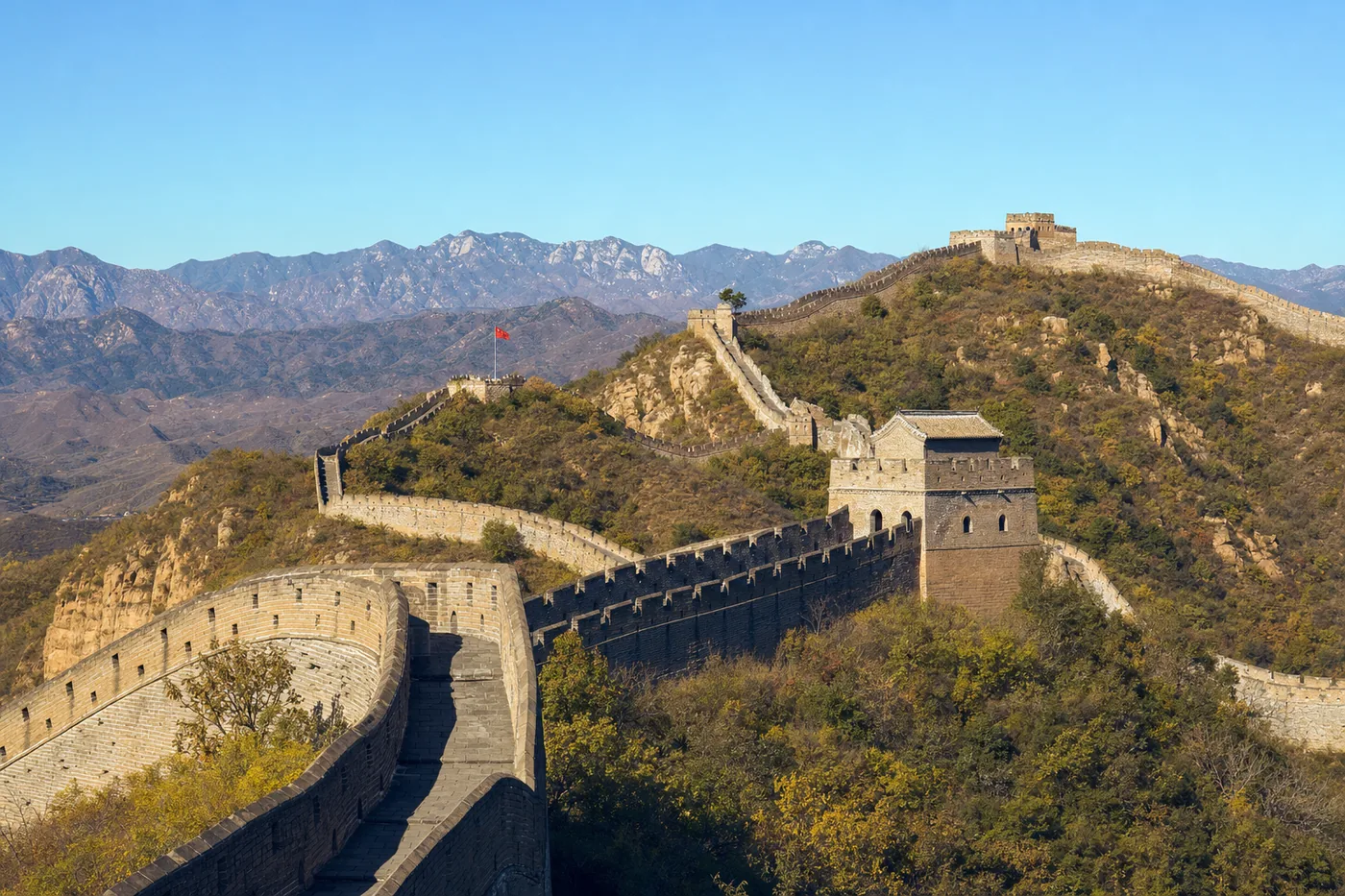 Kjent landemerke i Kina med landets flagg