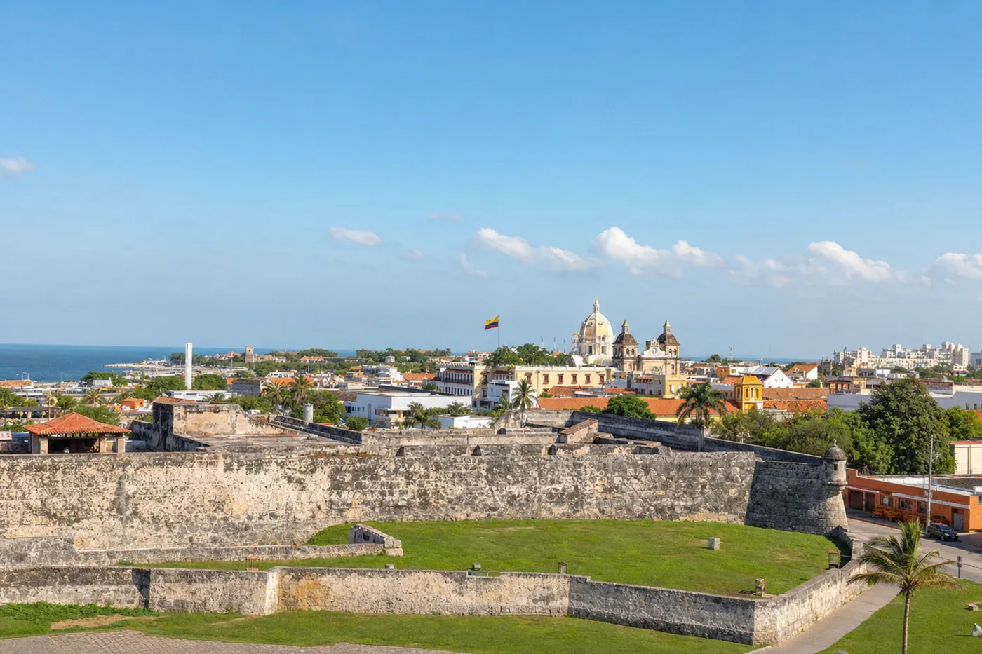 Kjent landemerke i Colombia med landets flagg
