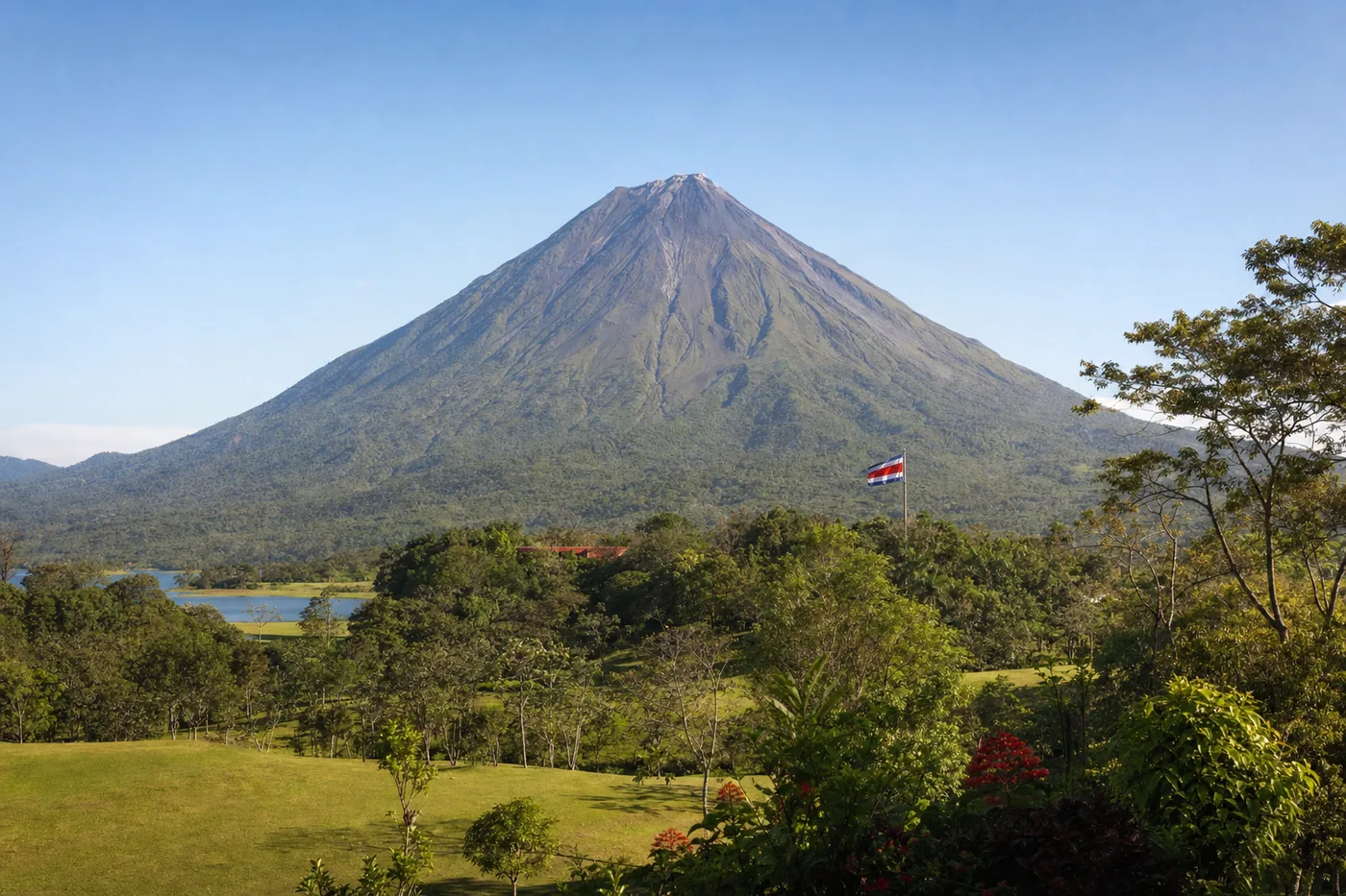 Kjent landemerke i Costa Rica med landets flagg