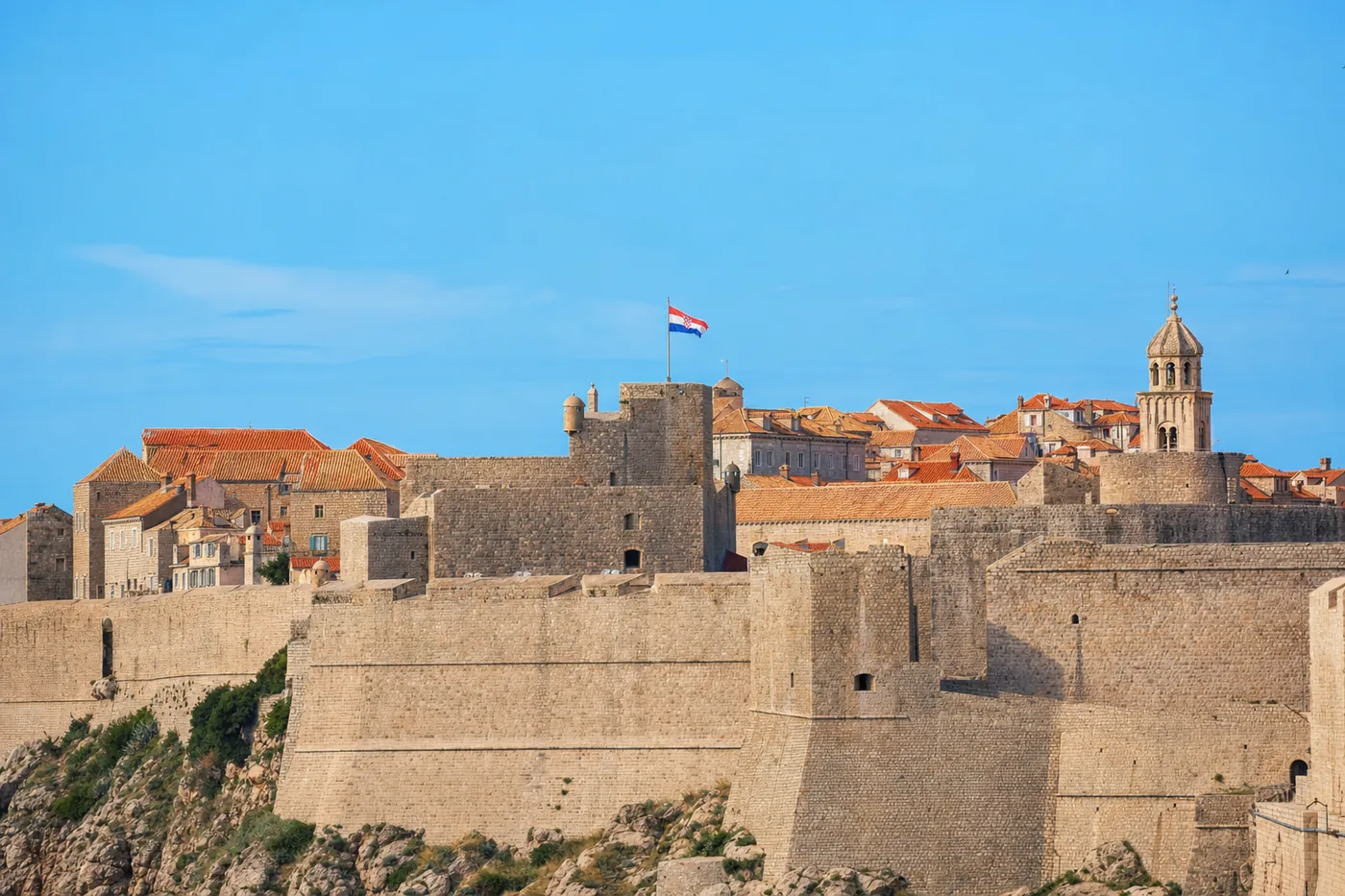 Kjent landemerke i Kroatia med landets flagg
