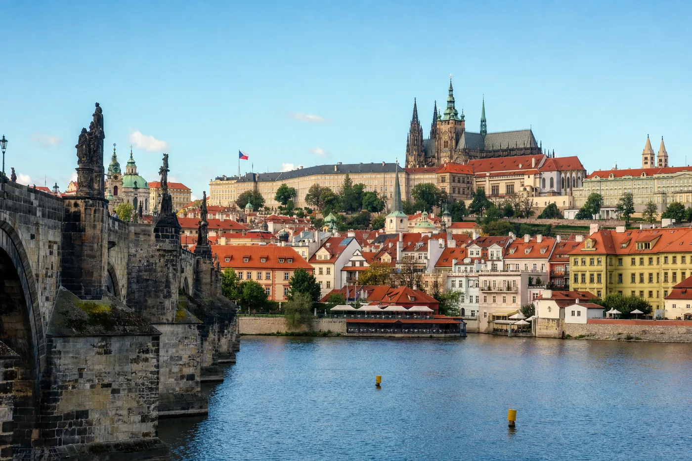 Kjent landemerke i Czech Republic med landets flagg