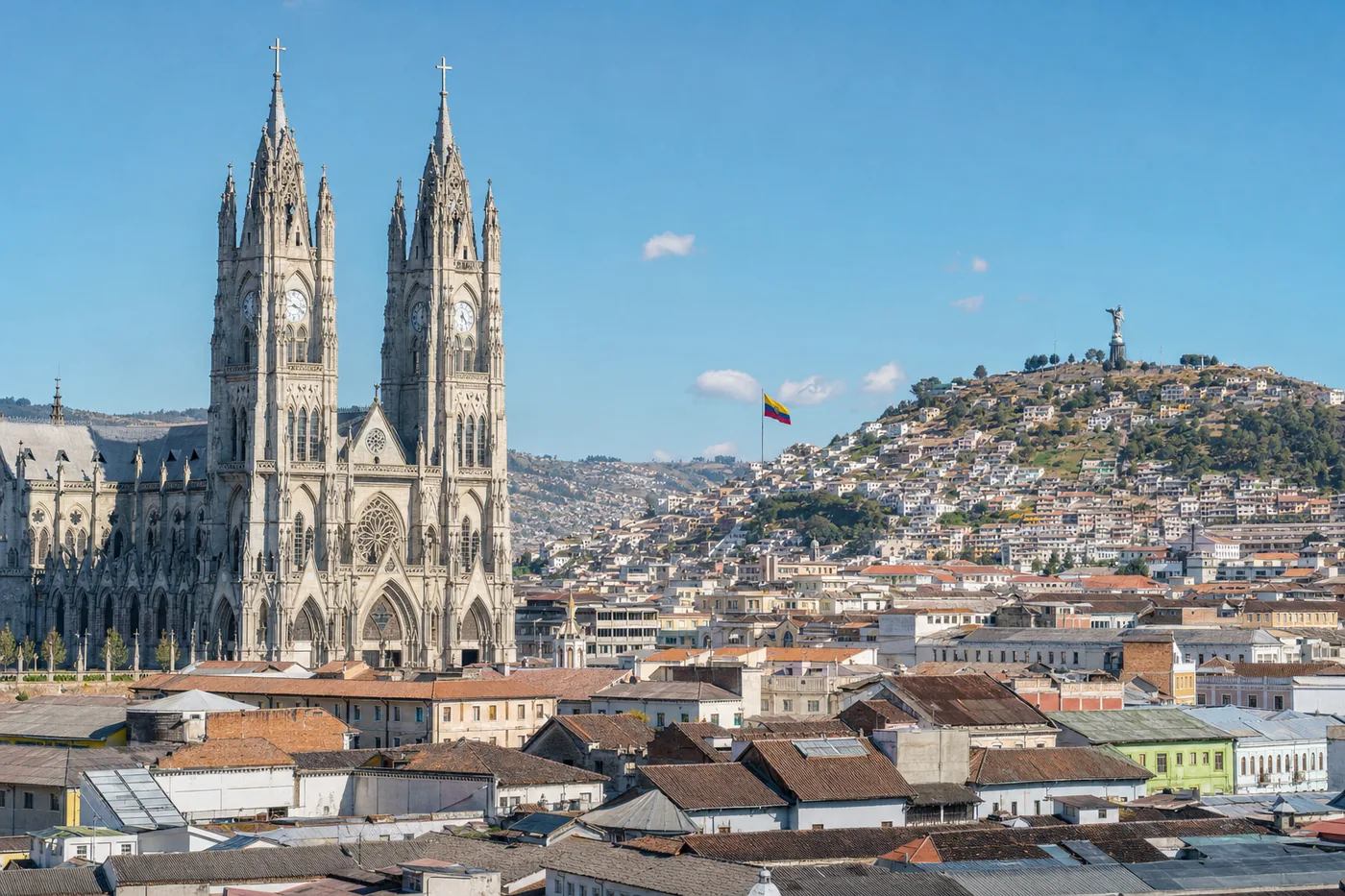 Kjent landemerke i Ecuador med landets flagg