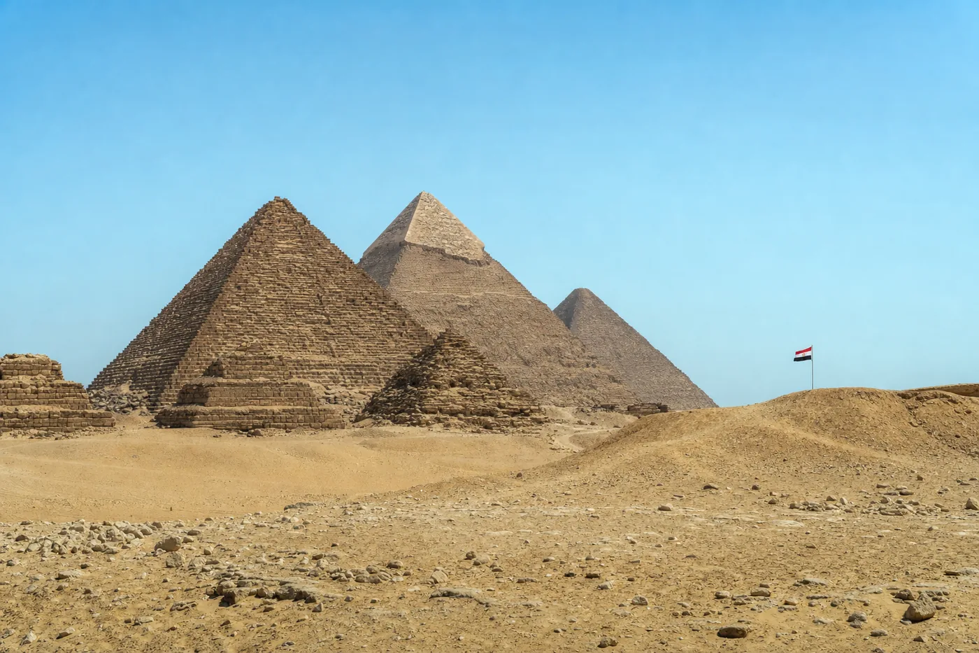 Kjent landemerke i Egypt med landets flagg