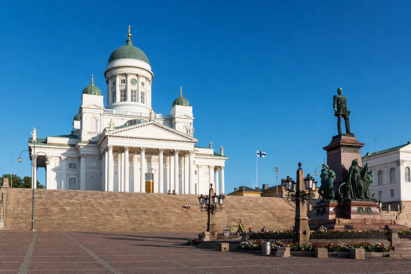 Kjent landemerke i Finland med landets flagg