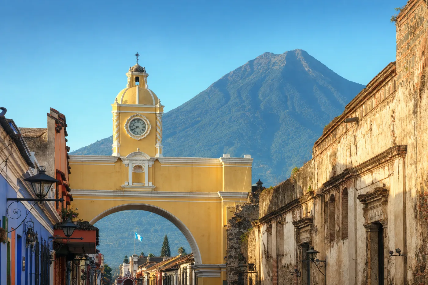 Kjent landemerke i Guatemala med landets flagg