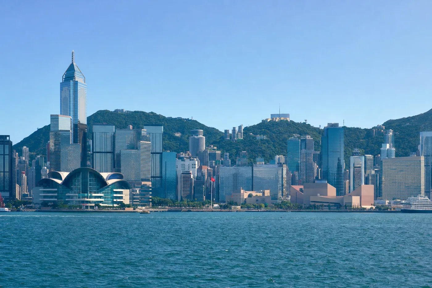 Kjent landemerke i Hongkong SAR Kina med landets flagg
