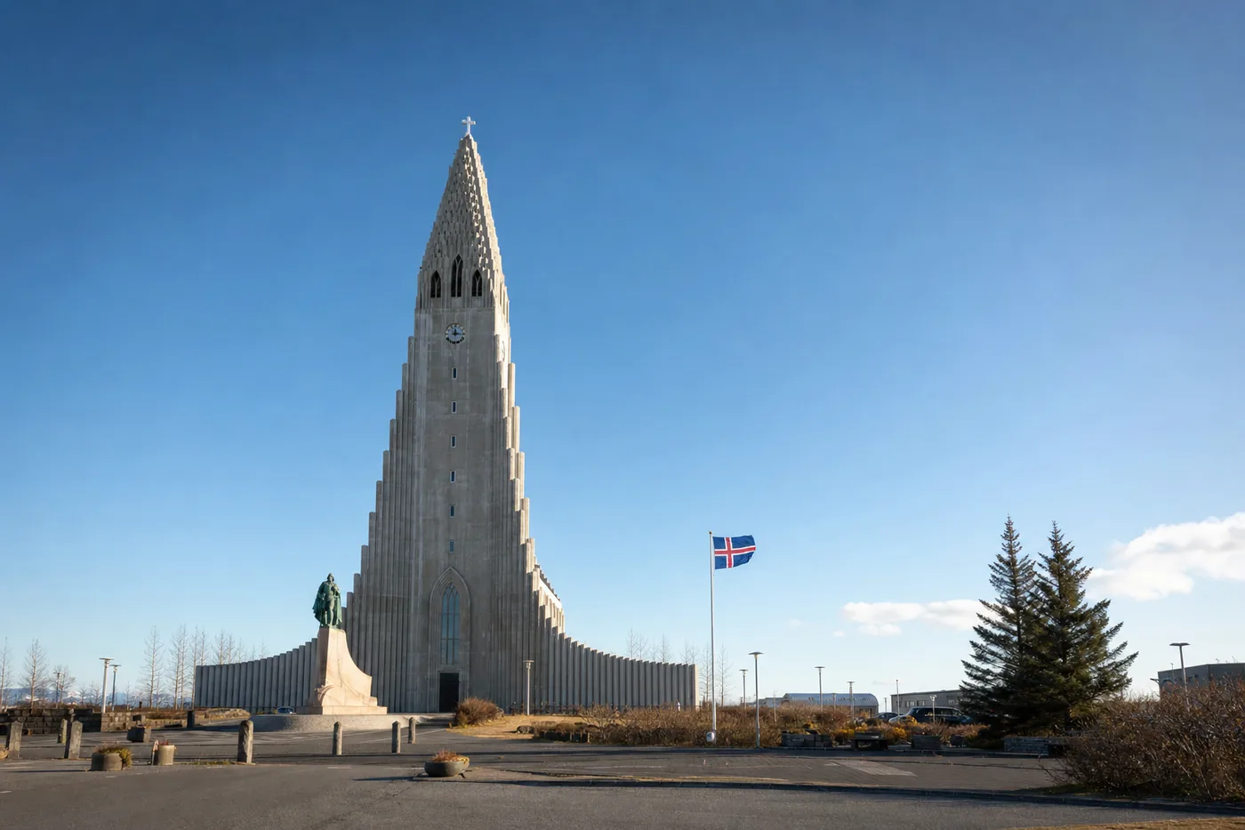 Kjent landemerke i Island med landets flagg