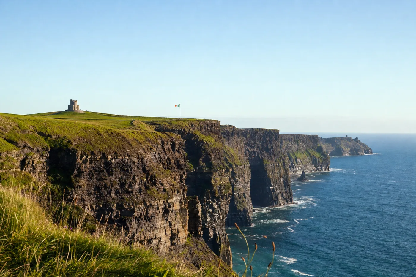 Kjent landemerke i Irland med landets flagg