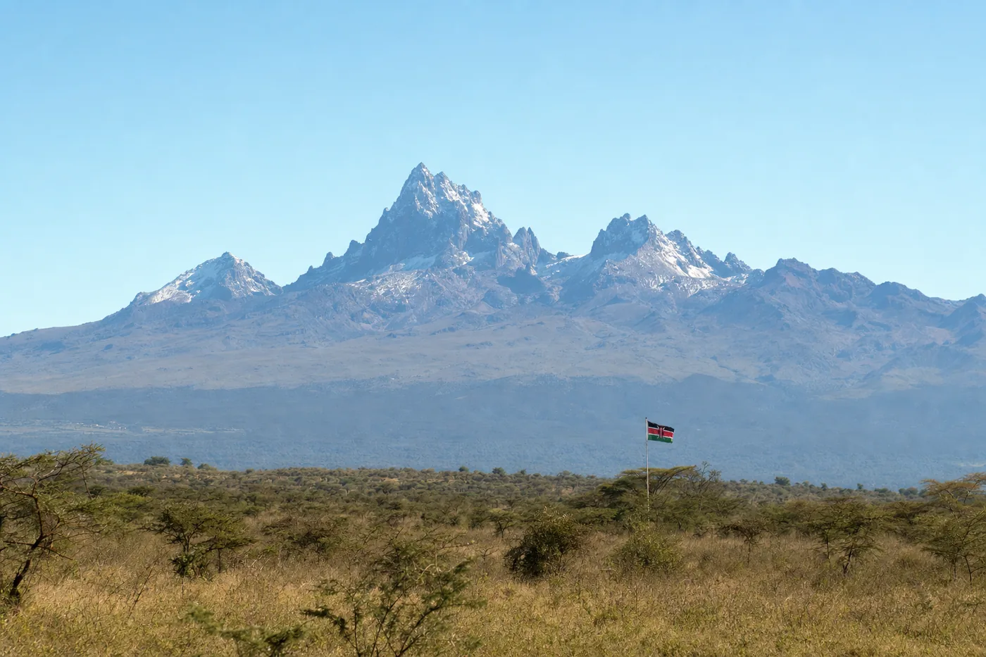 Kjent landemerke i Kenya med landets flagg