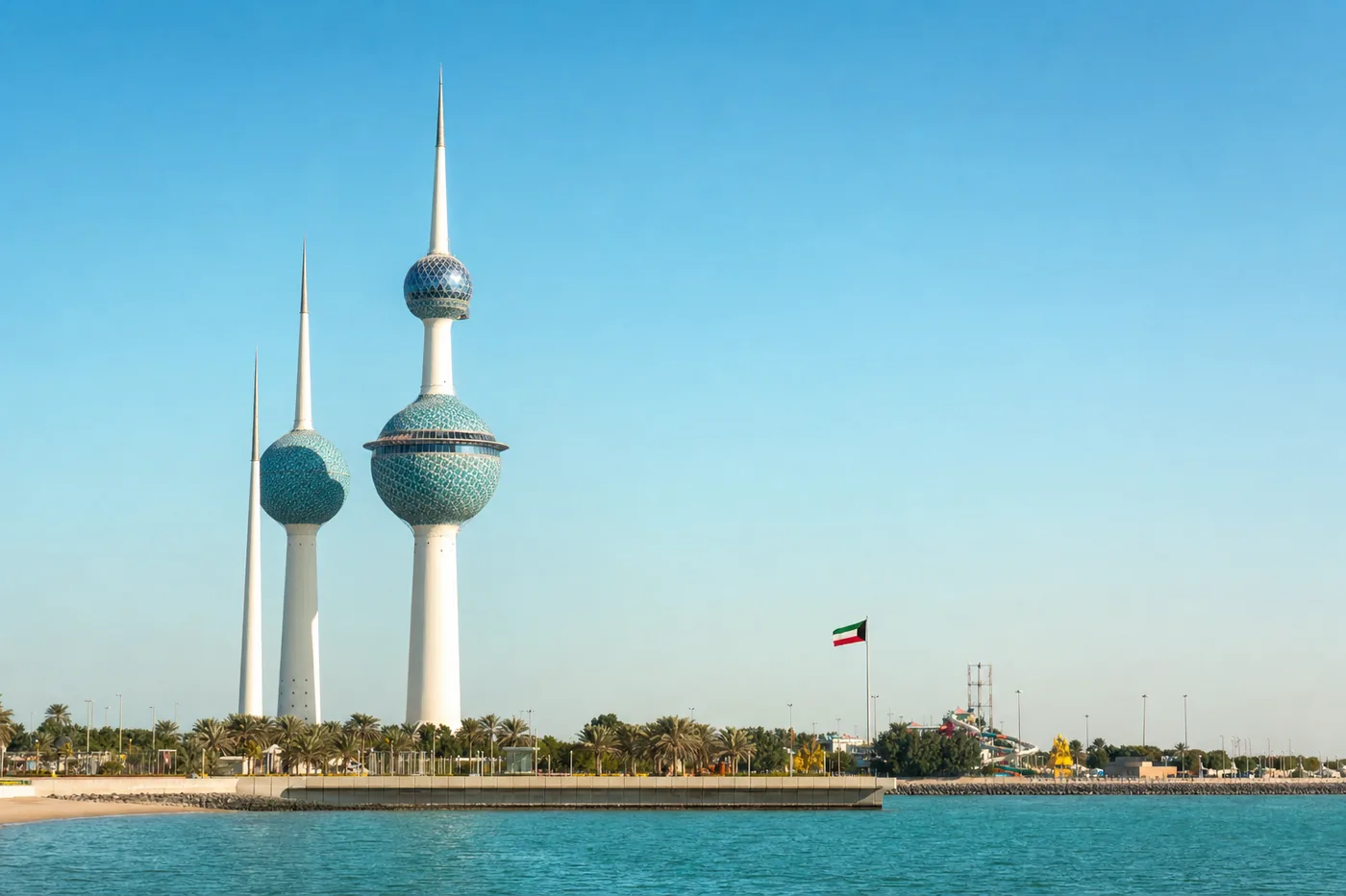 Kjent landemerke i Kuwait med landets flagg