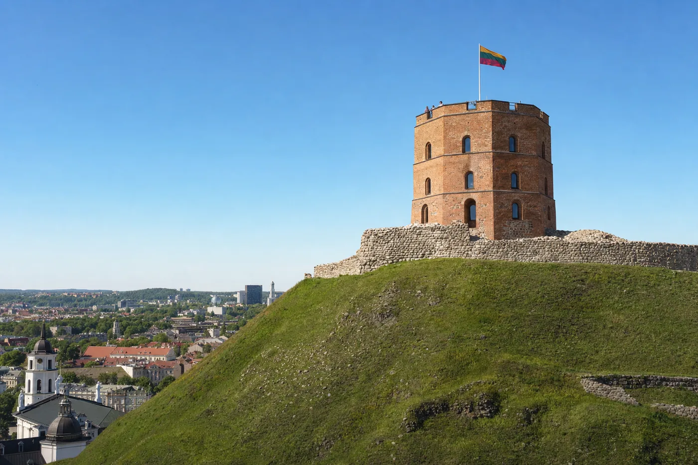 Kjent landemerke i Litauen med landets flagg