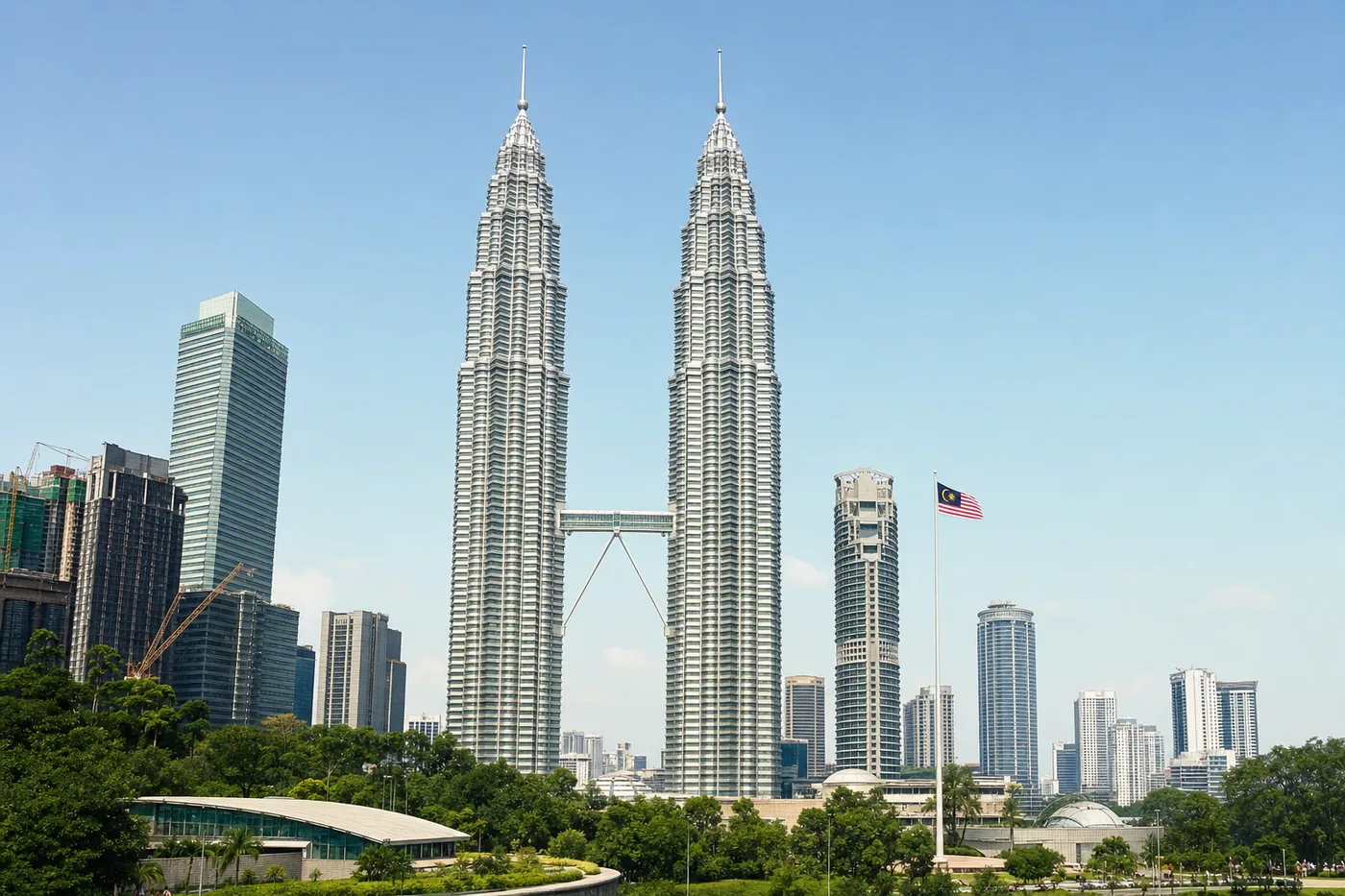 Kjent landemerke i Malaysia med landets flagg