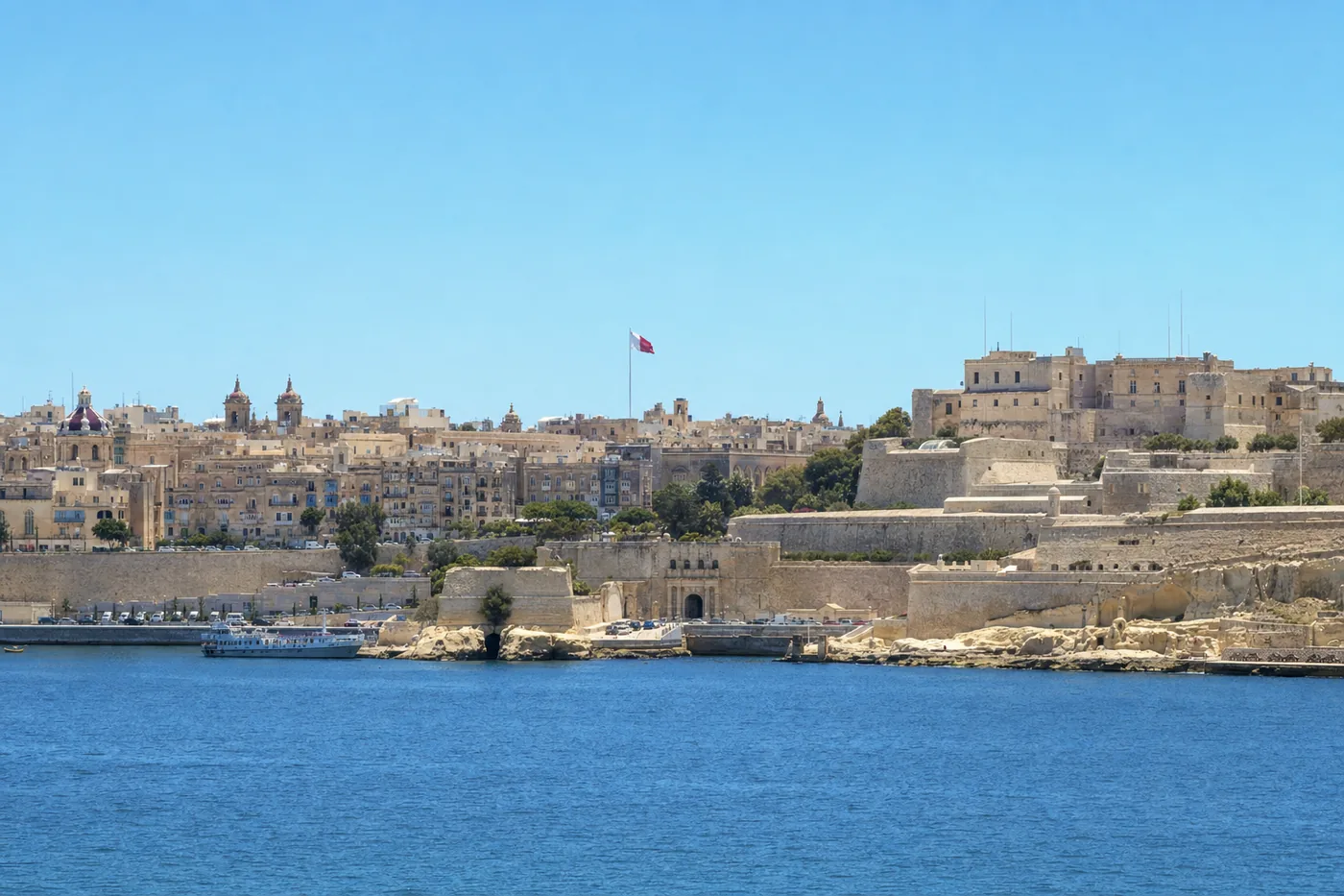 Kjent landemerke i Malta med landets flagg