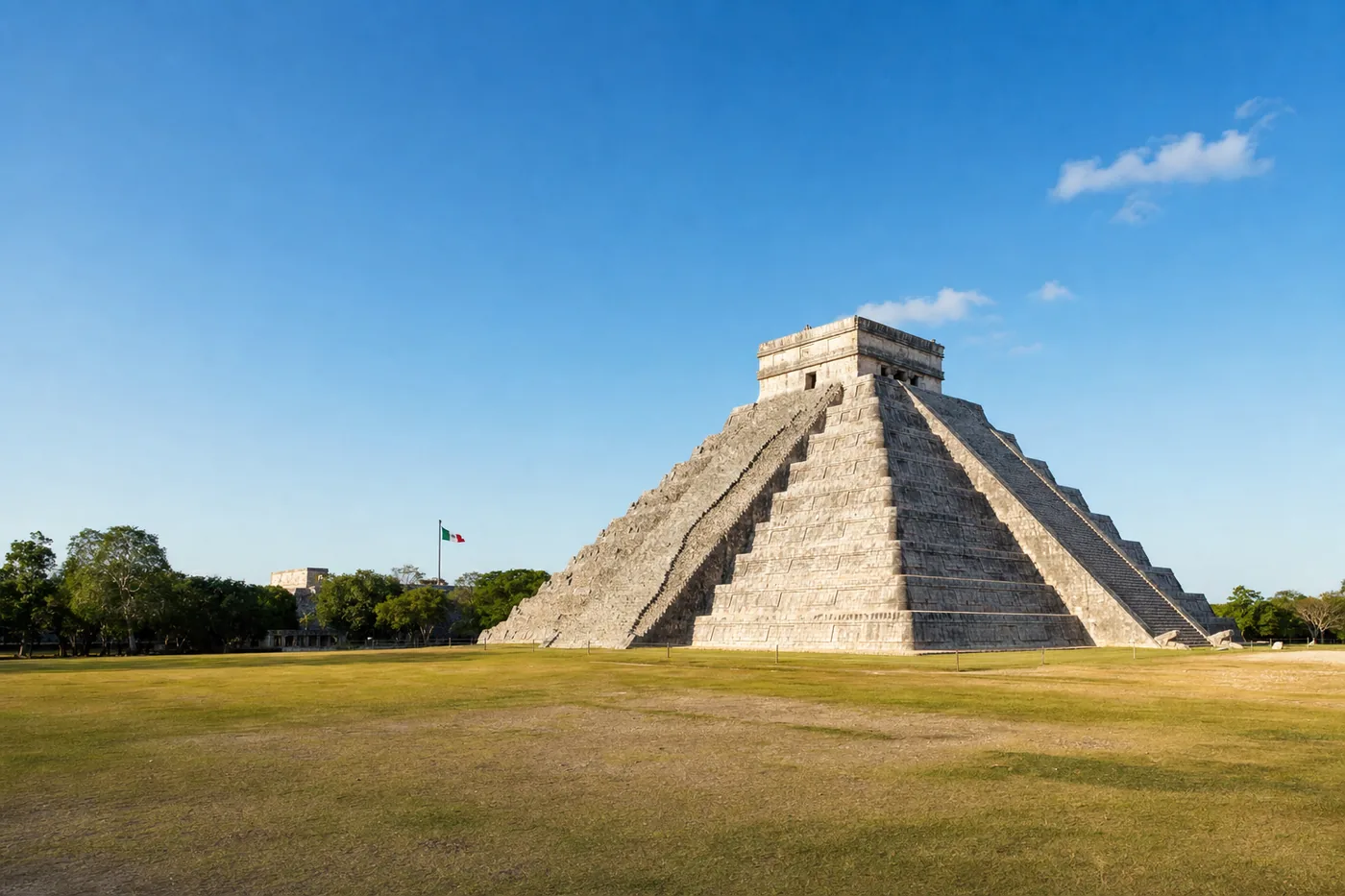 Kjent landemerke i Mexico med landets flagg