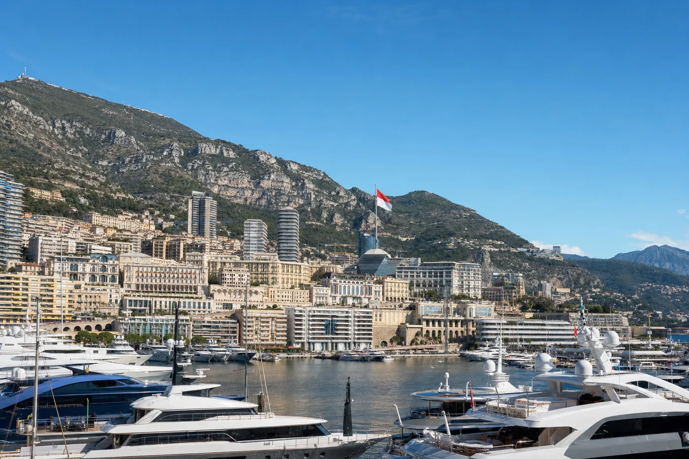 Kjent landemerke i Monaco med landets flagg