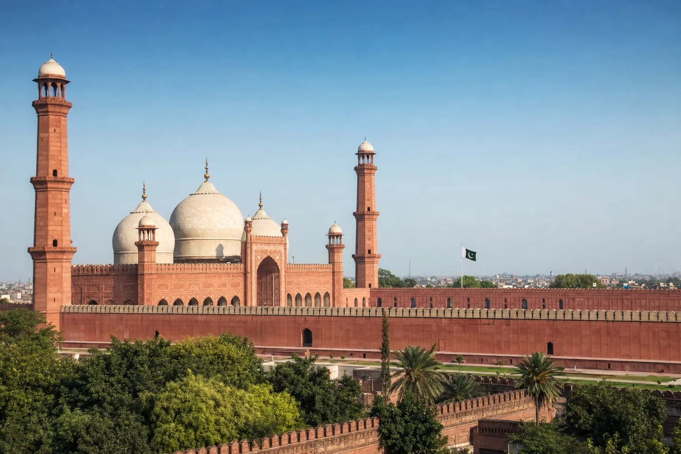 Kjent landemerke i Pakistan med landets flagg