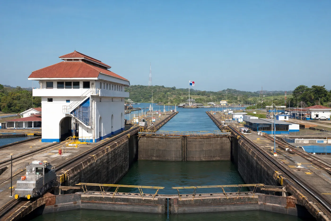 Kjent landemerke i Panama med landets flagg