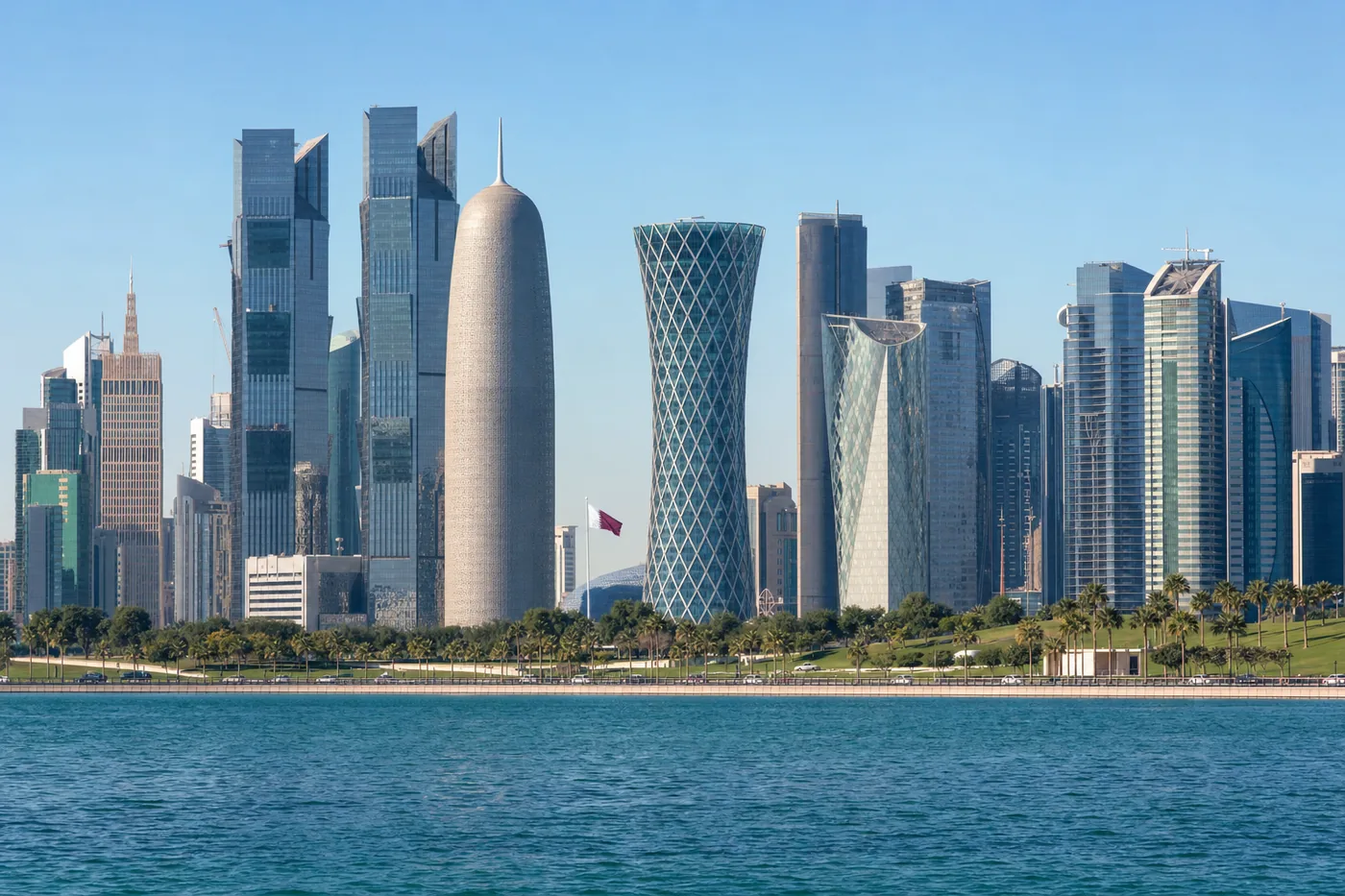 Kjent landemerke i Qatar med landets flagg