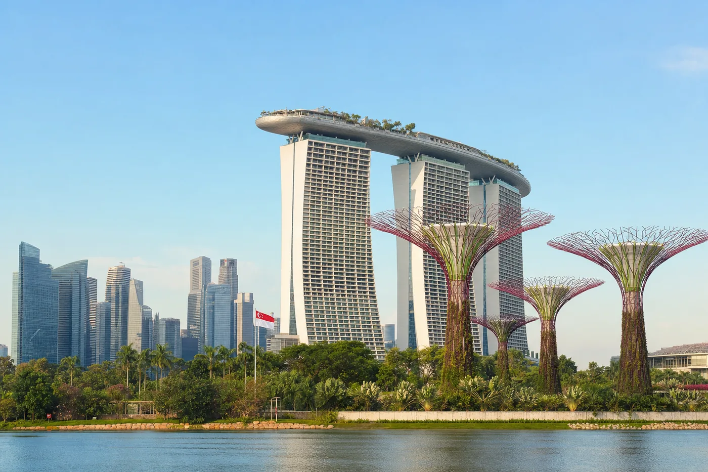 Kjent landemerke i Singapore med landets flagg