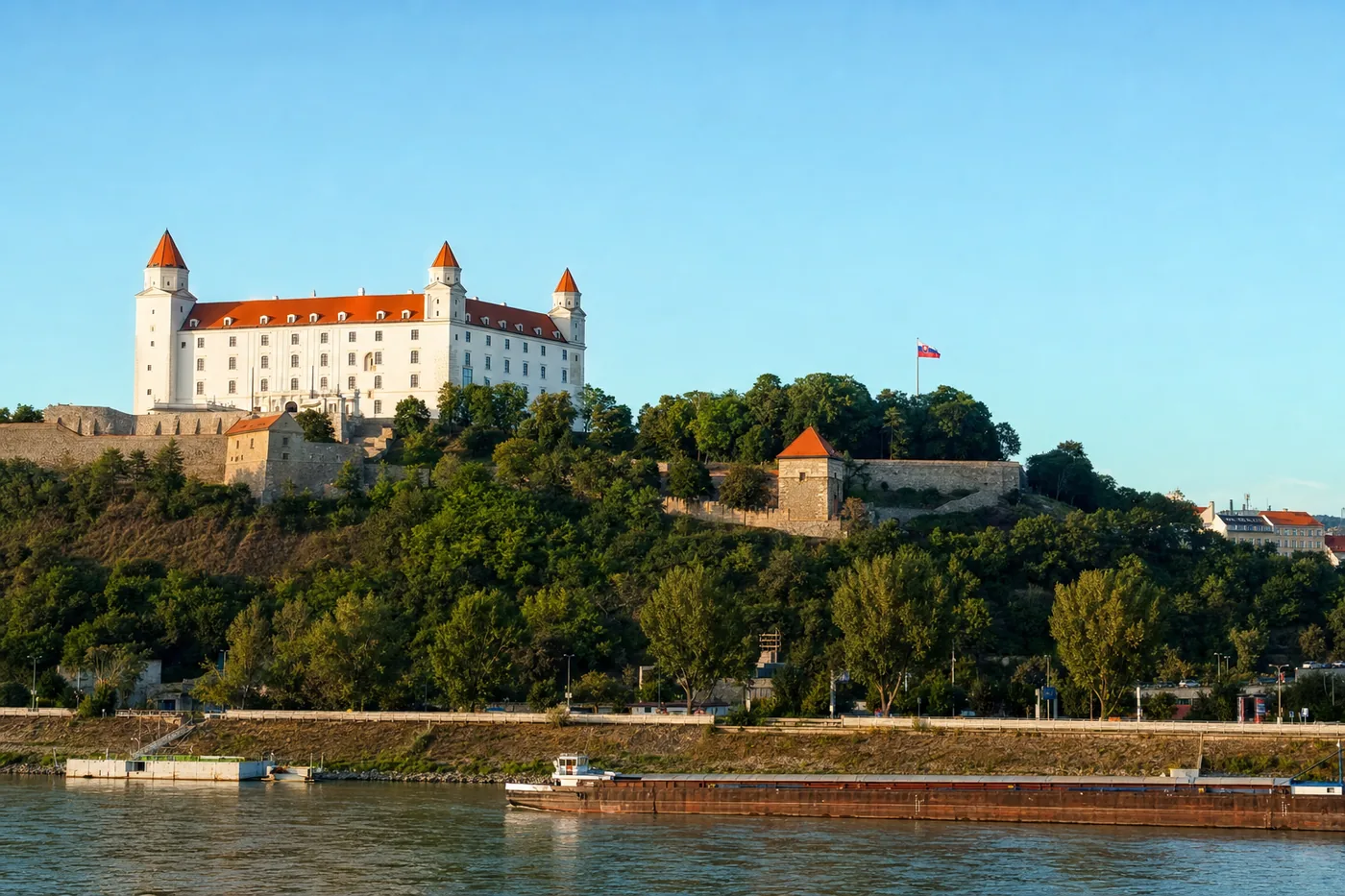 Kjent landemerke i Slovakia med landets flagg