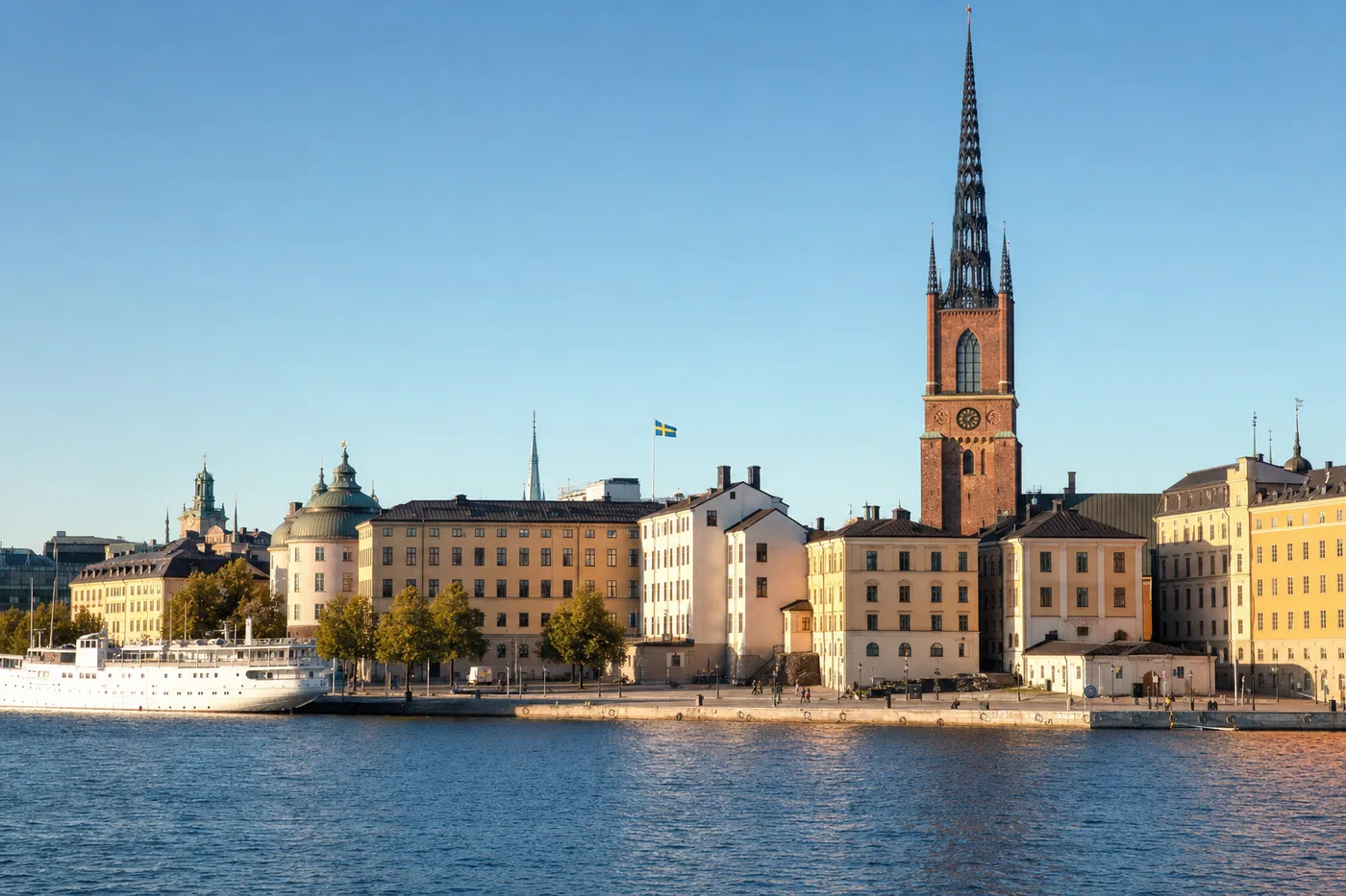 Kjent landemerke i Sverige med landets flagg