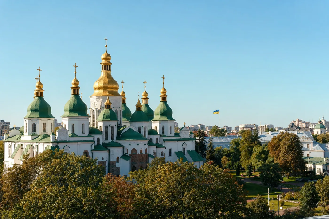 Kjent landemerke i Ukraina med landets flagg