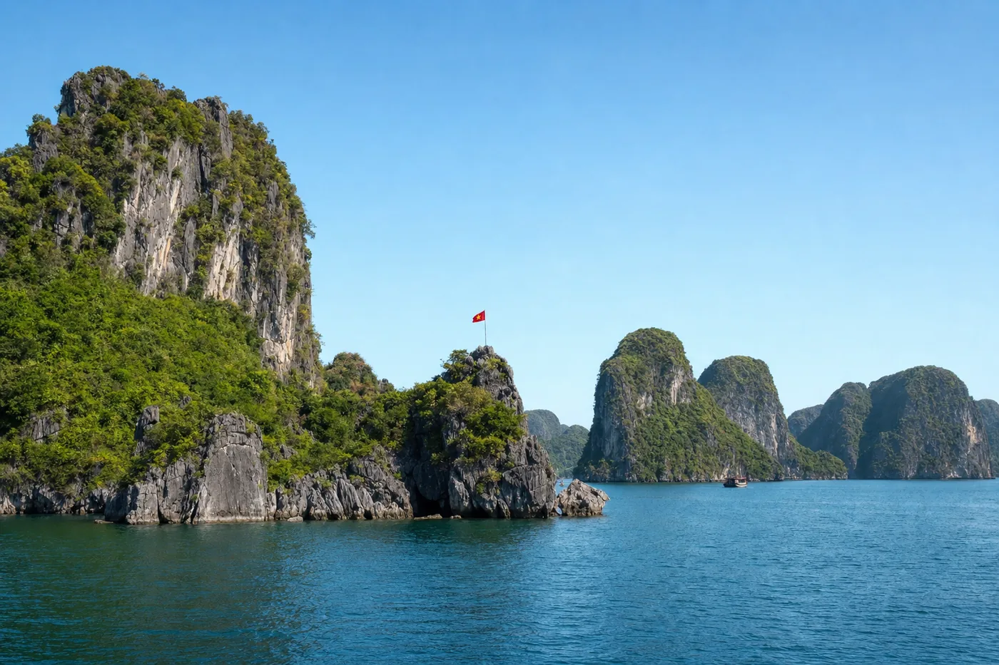 Kjent landemerke i Vietnam med landets flagg
